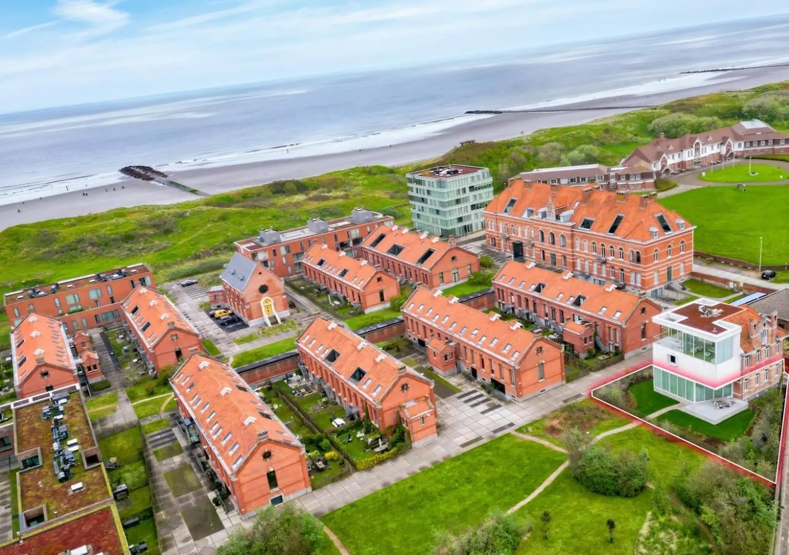 Aime Aan Zee Trendy Beachhouse 5P - With Private Garden & 2 Parkingspots Ostend